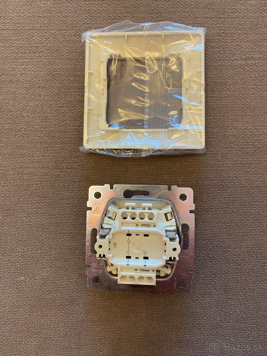 Zásuvky a vypínače Legrand Valena - 3