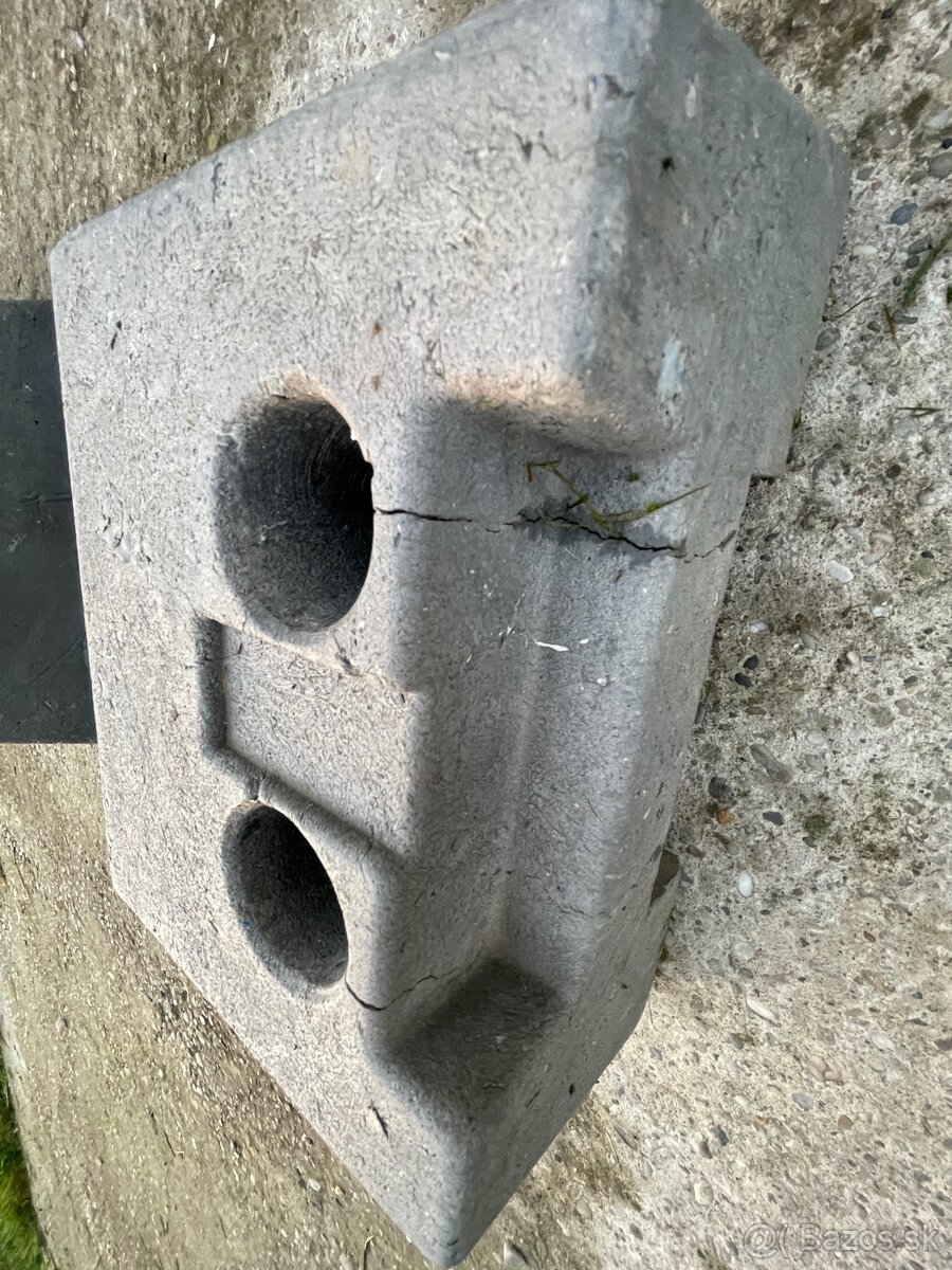 Predám plastové (16kg) podstavce na mobilný plot - 3