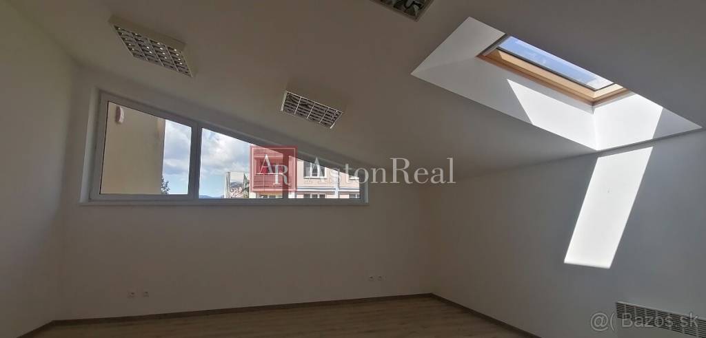 Prenájom: kanceláriu 28 m2, v centre B. Bystrice, Nám. Slobo - 3