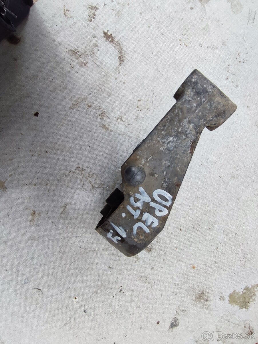 Opel Astra 1.7 CDTI - Držiak motora - 3