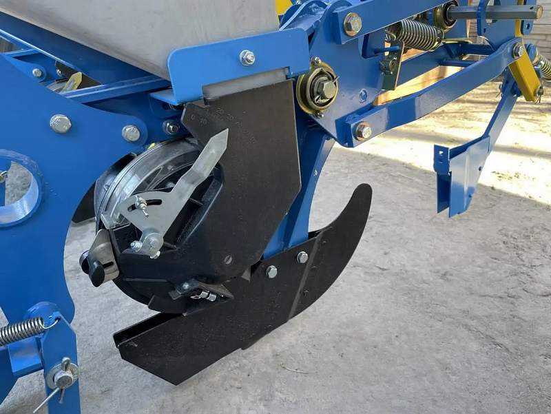 Presný sejací stroj Remsintez SPU - nesený - 3