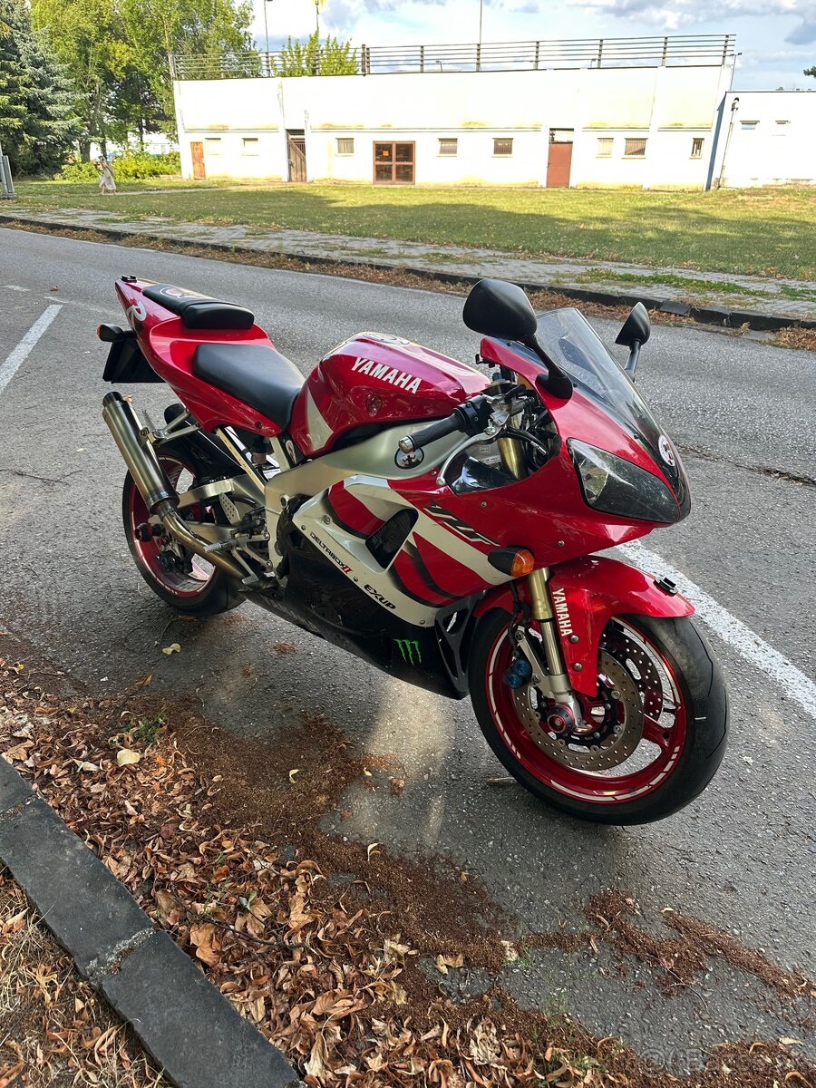 Yamaha r1 - 3