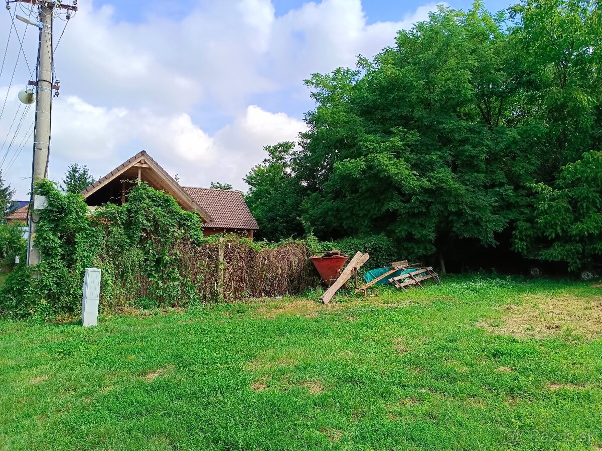 Predáme menší stavebný pozemok - 451 m2 - obec Báb - 3