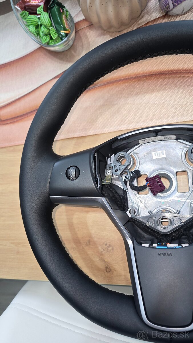 volant TESLA model 3 , Tesla Y VYHRIEVANÝ - 3