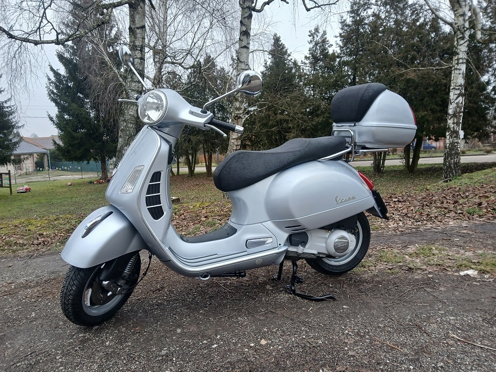 Piaggio Vespa GTS 250 - 3
