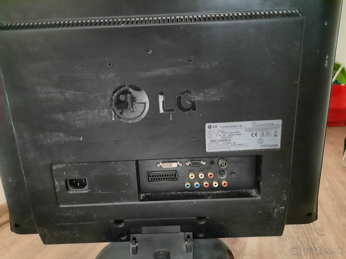 Plochý 22" monitor - 3