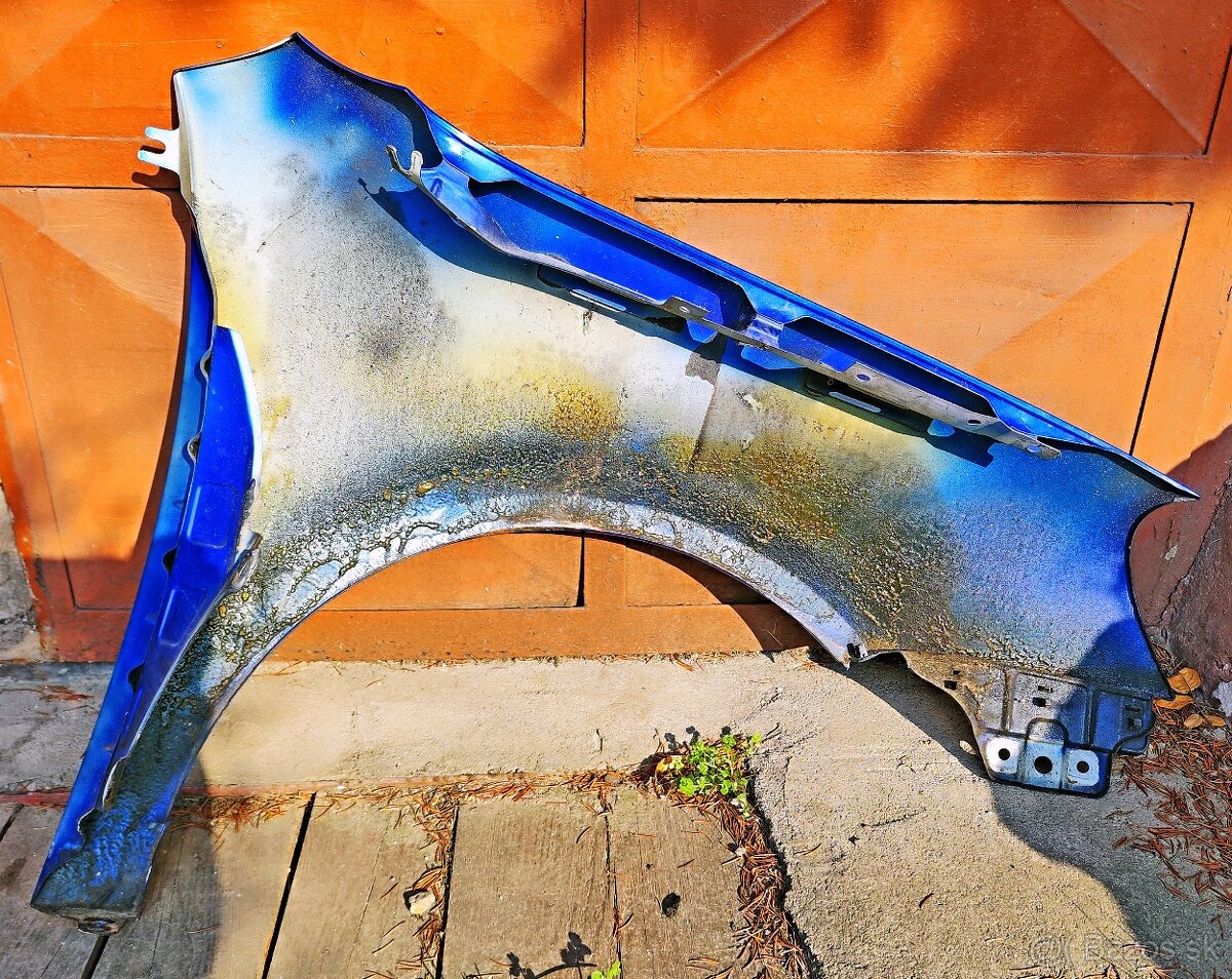 VW Golf 5 - Predný lavy blatnik - 1k6880681A - 3