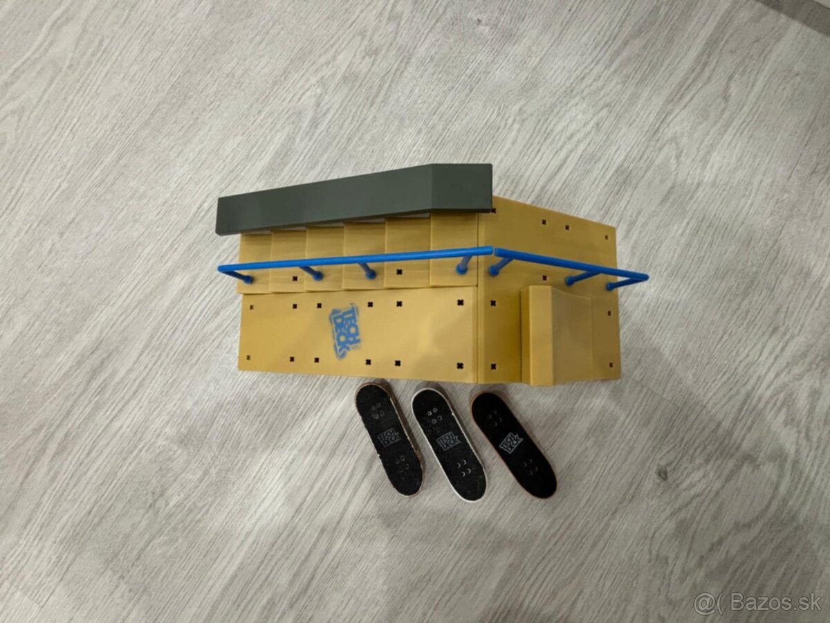 Schodisko so zábradlím, rampou a skateboadmi - 3