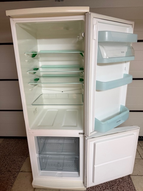 Chladnička s mrazničkou Electrolux 265L - 3