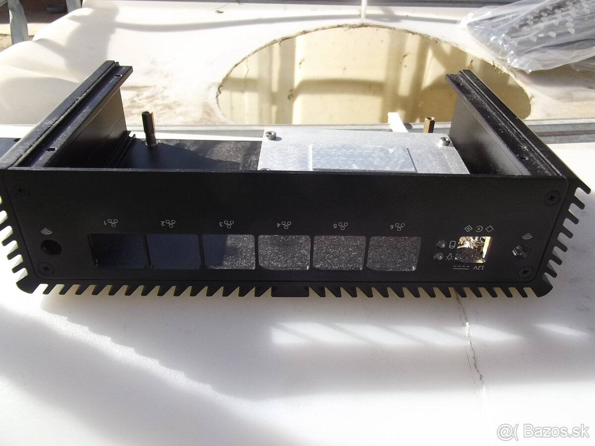 Malá skrinka na minipc - 3