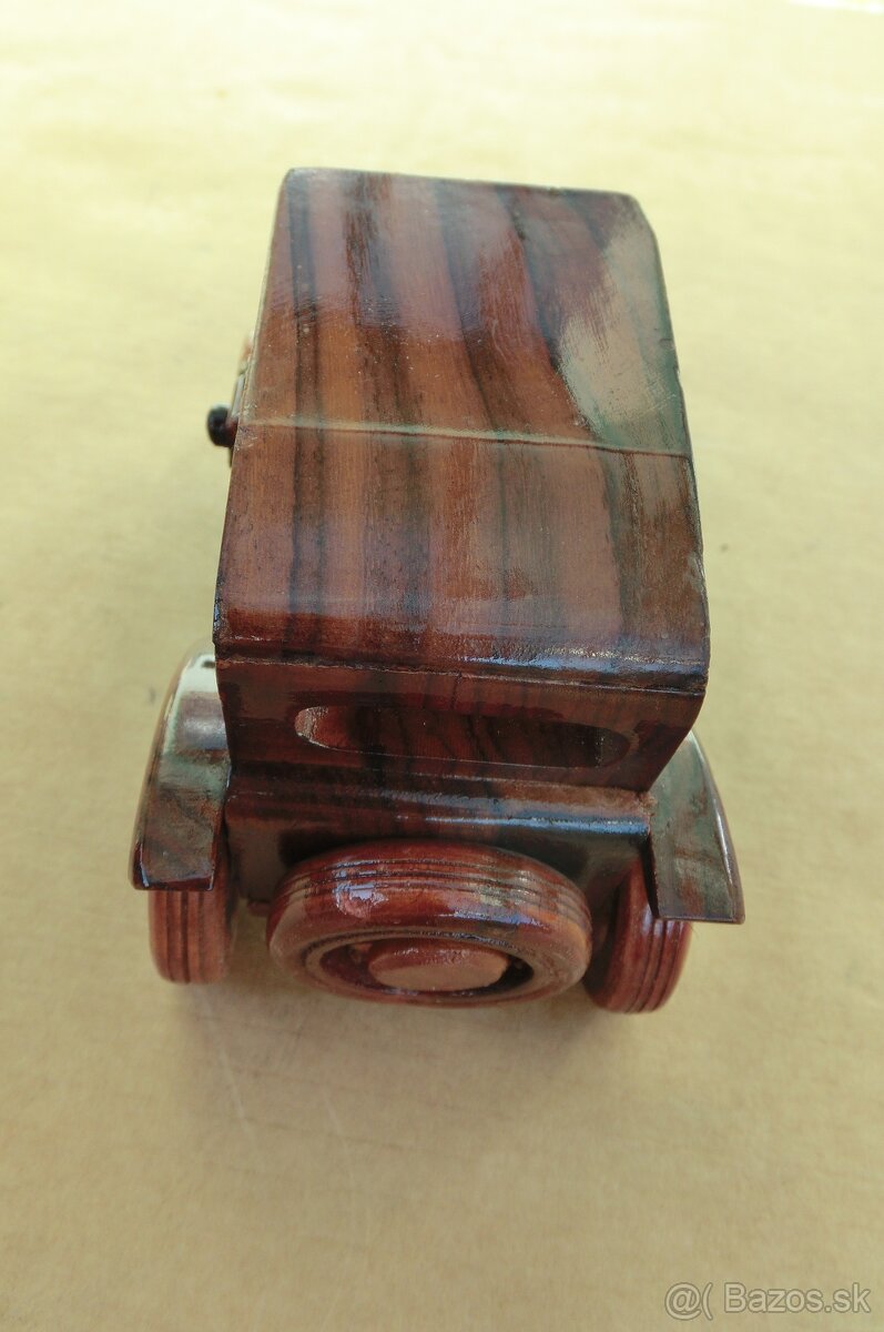Drevený model auta. - 3