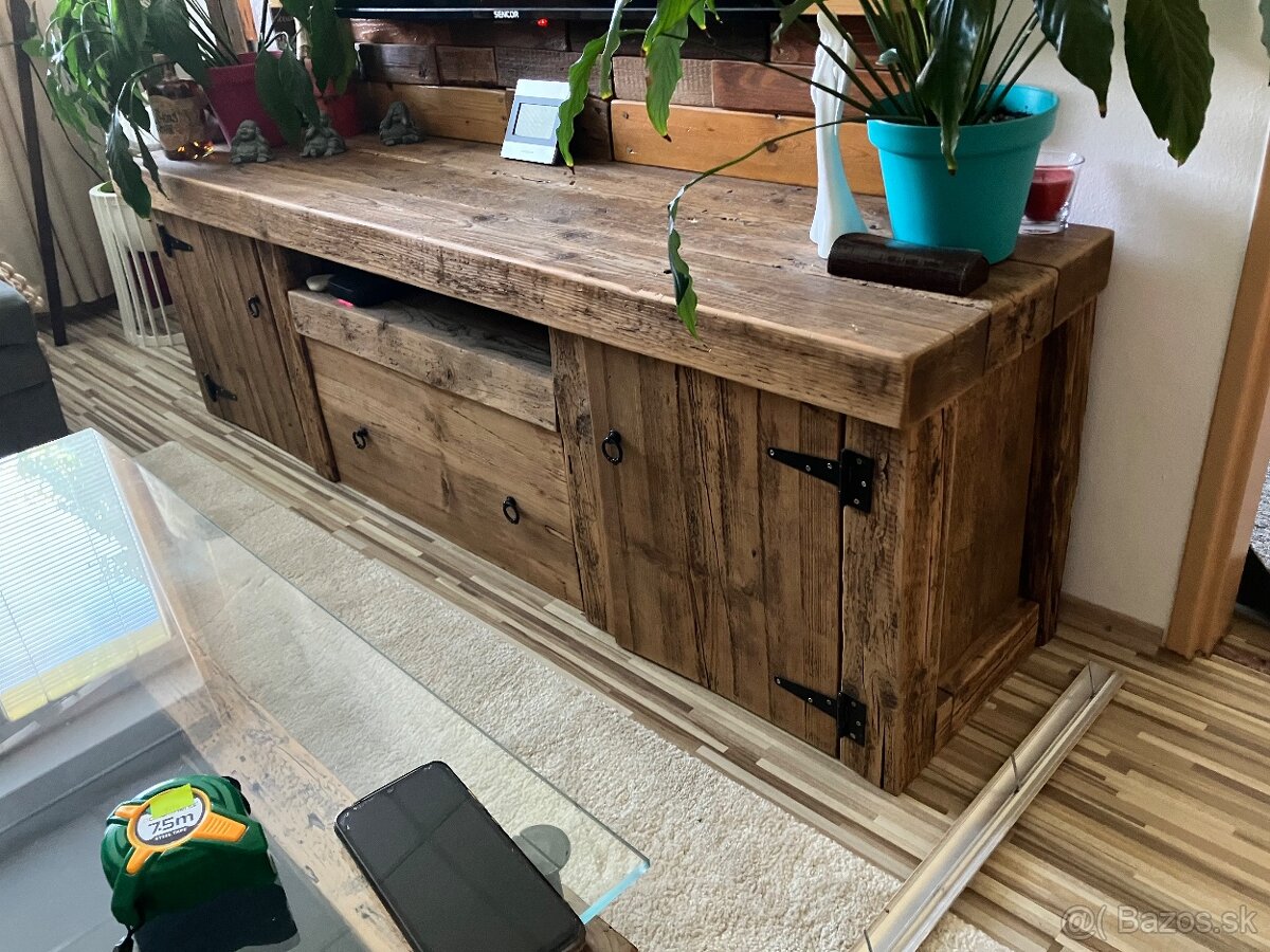 Predám drevenú komodu plus drevený obklad za televizor - 3