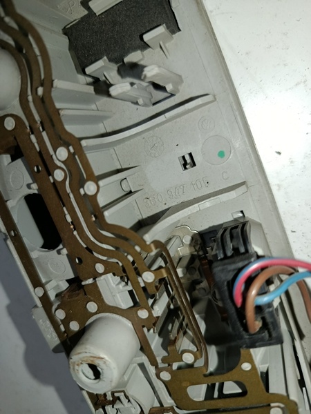 stropne svetlo volkswagen 3b0947106c 30€ - 3