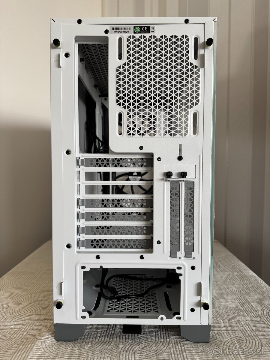 Predám PC skrinku Corsair iCUE 4000X RGB Biela - 3