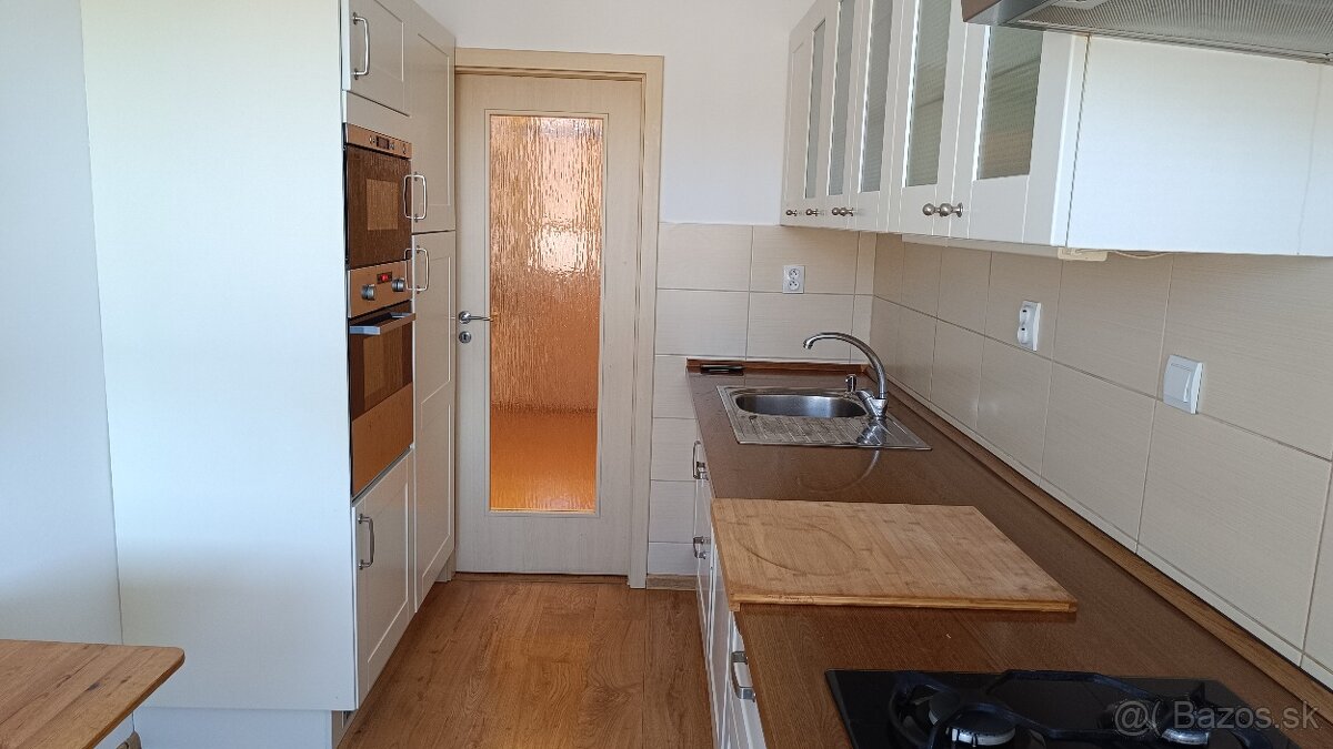 Prenájom slnečného 3-izbového bytu v NMnV - Hájovky - 72 m² - 3