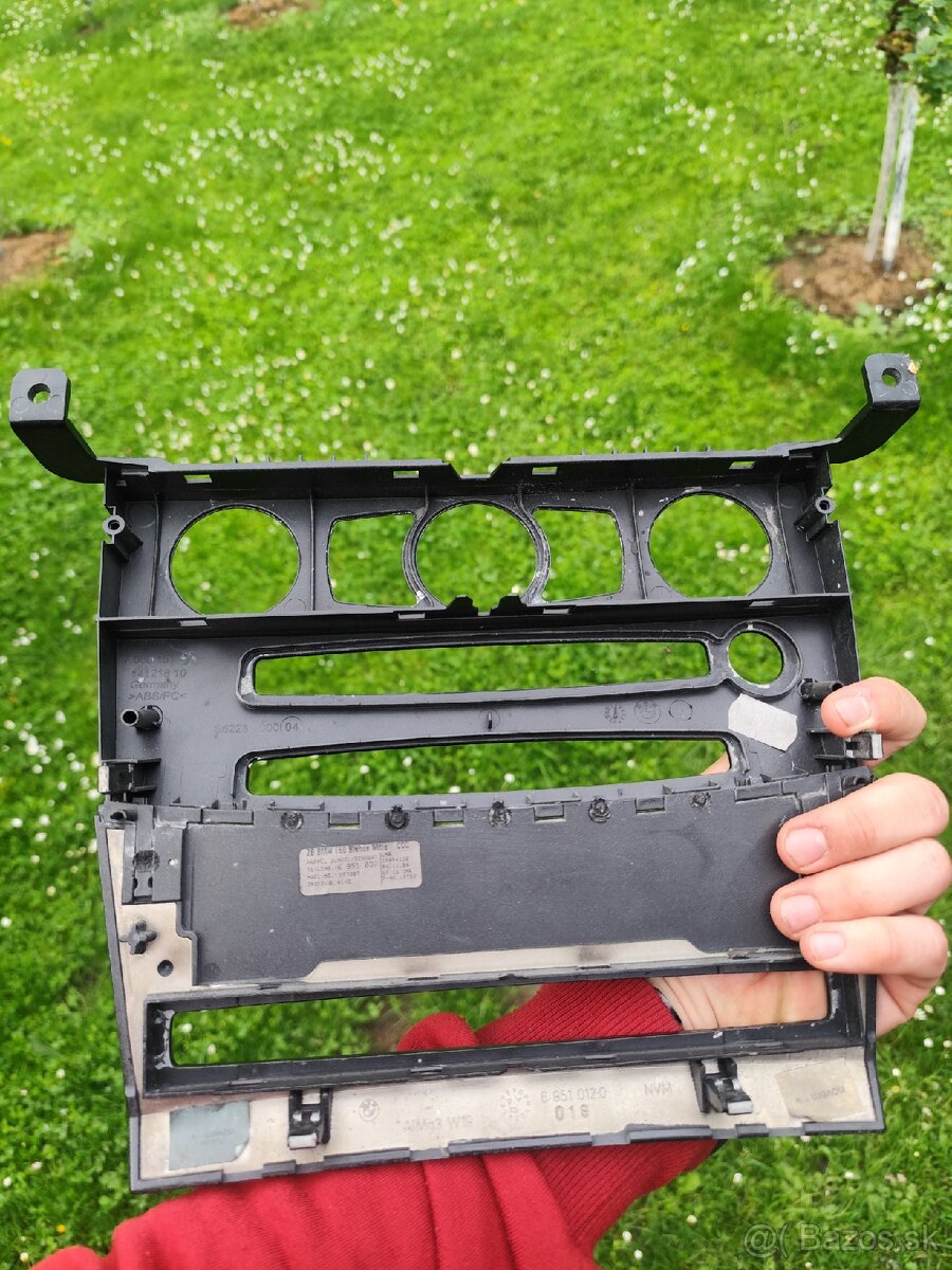 BMW E60 predfl - dekor rádia - 3