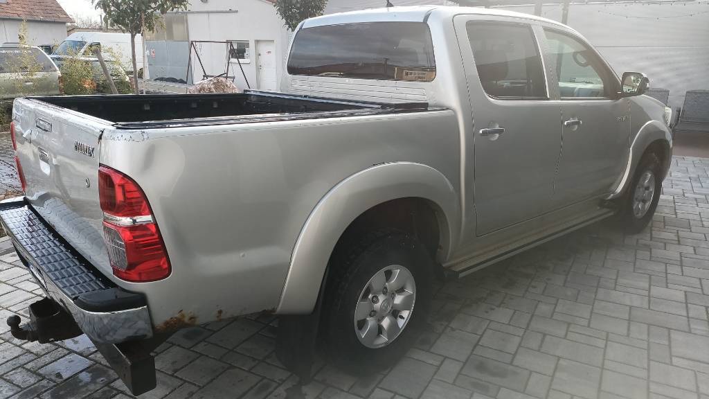 TOYOTA HILUX - NA PREDAJ / NA SPLATKY