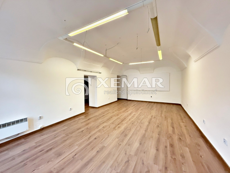 Na prenájom LUKRATÍVNE kancelárske priestory BB - Námestie - 3