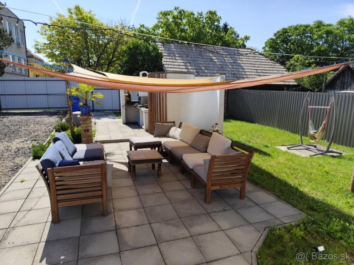 Zrekonštruovaný, zariadený rodinný dom s garážami vo Svodine - 3