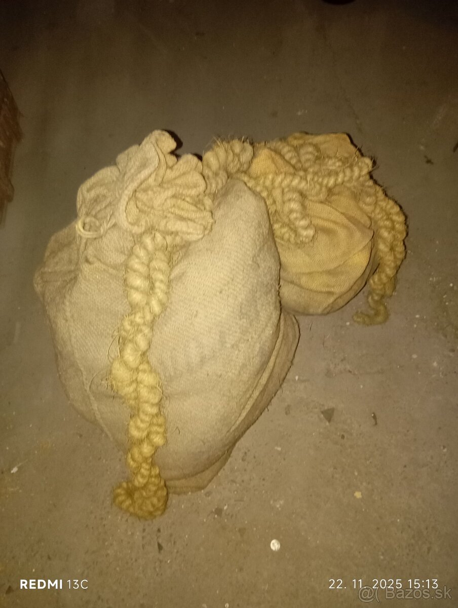 Staré jutové vrecia a lano. - 3