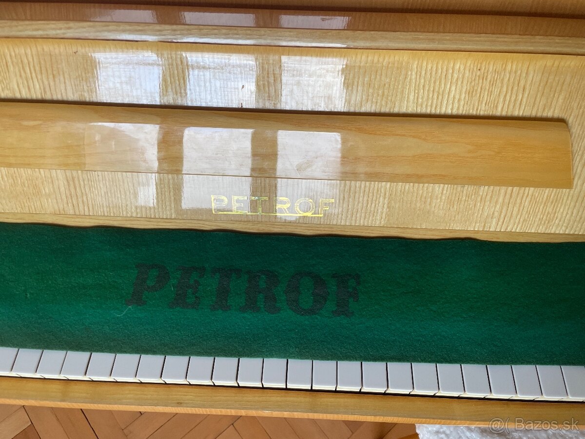 Klavír značky Petrof - 3
