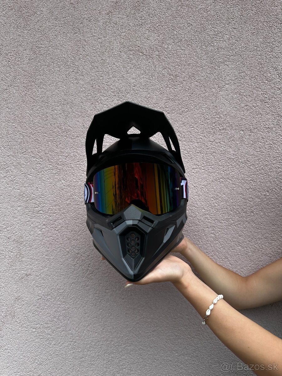 Na predaj: Prilba Raven + okuliare