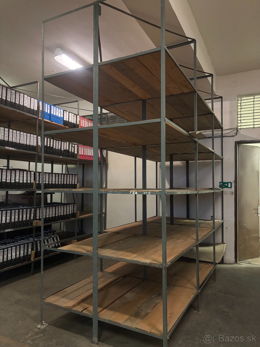 Ocelové regále s drevenými doskami - 3