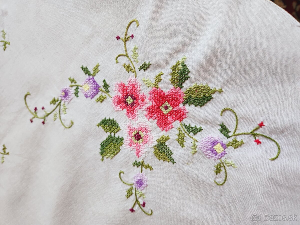 Krásny biely obrus zdobený ružovými a fialovými kvetmi 80x84 - 3