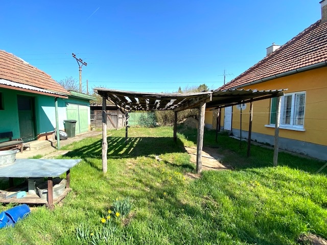 Predaj- dom s pekným pozemkom Dubník /20 km/ N. Zámky - 3