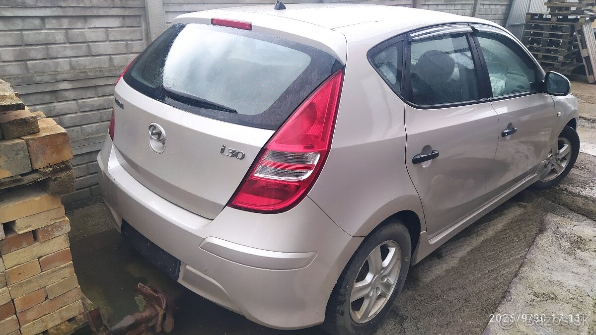 HYUNDAI I 30 1,4 benzín 2012 - 3