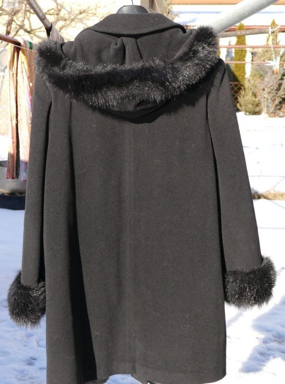 Elegantný dámsky kabát s kožušinou. - 3
