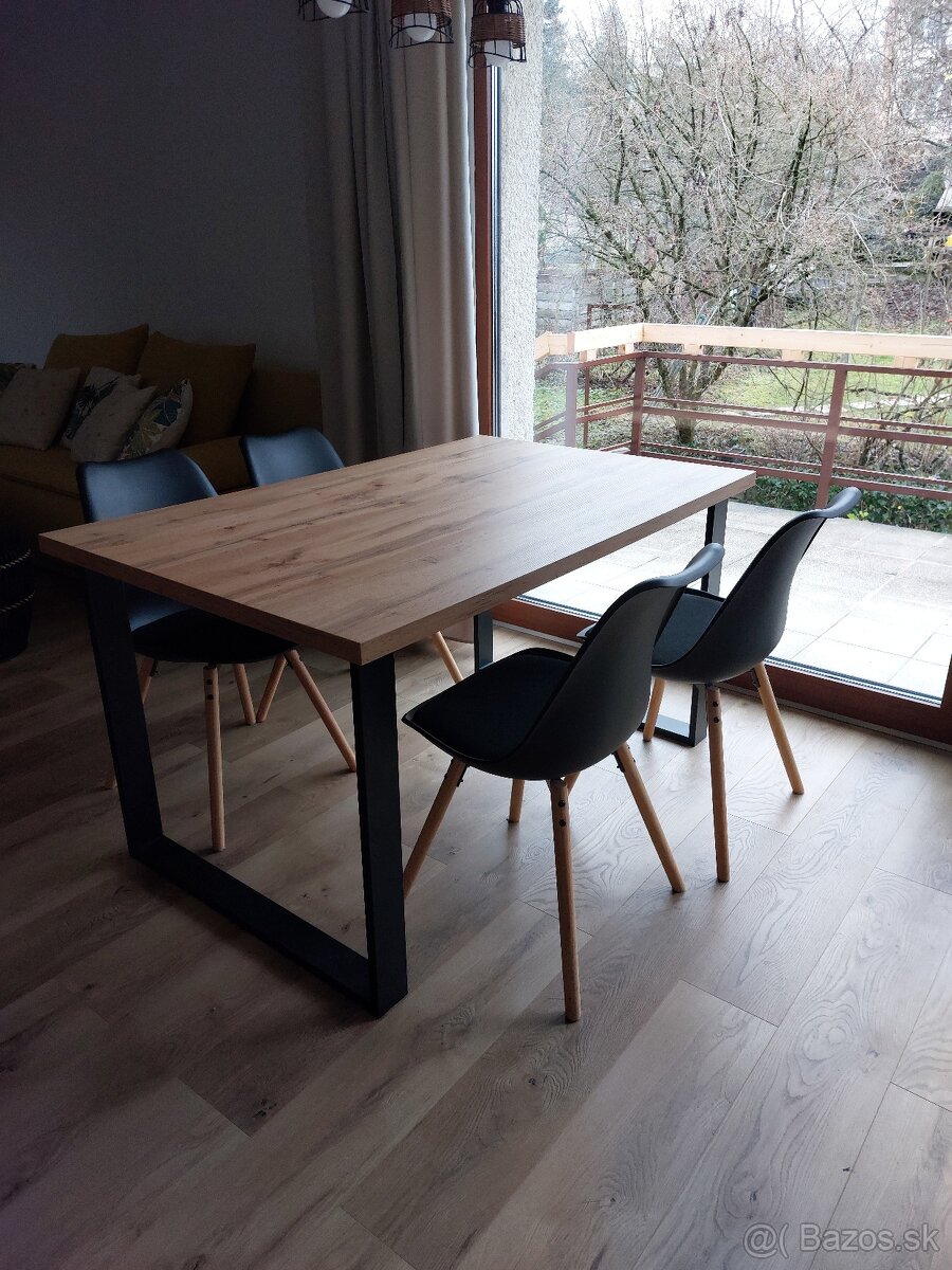 Čierne stoličky s drevenými nohami - 3