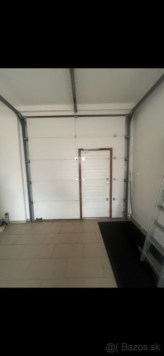 Sekčná brána z dverami - 3