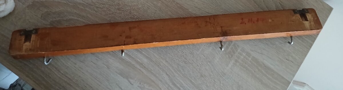 Drevený vyrezávaný vešiak - 3