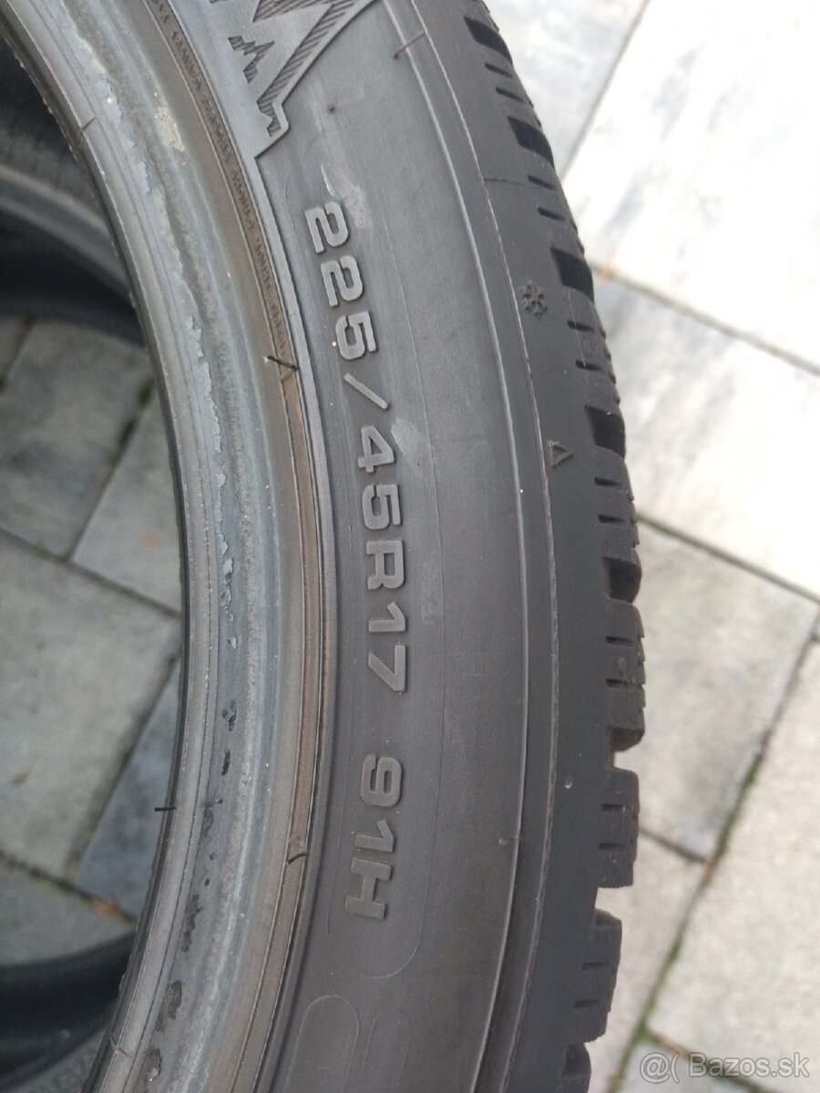 225/45/17 - 3