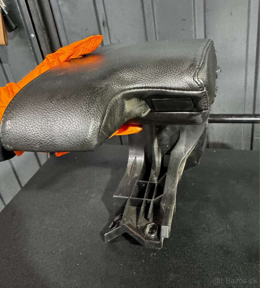 Predám lakťovú opierku BMW E46 - 3