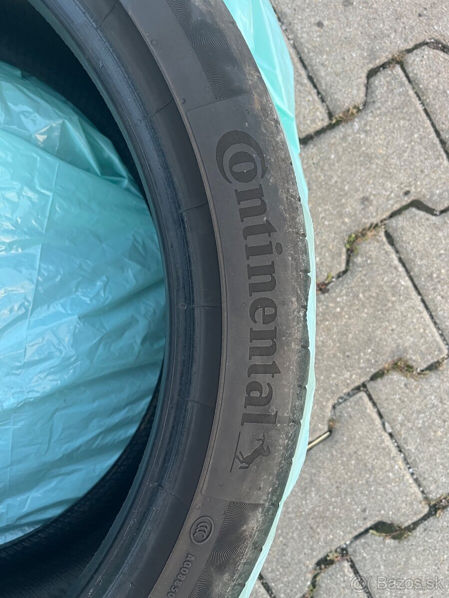 235/40 R19 - 3