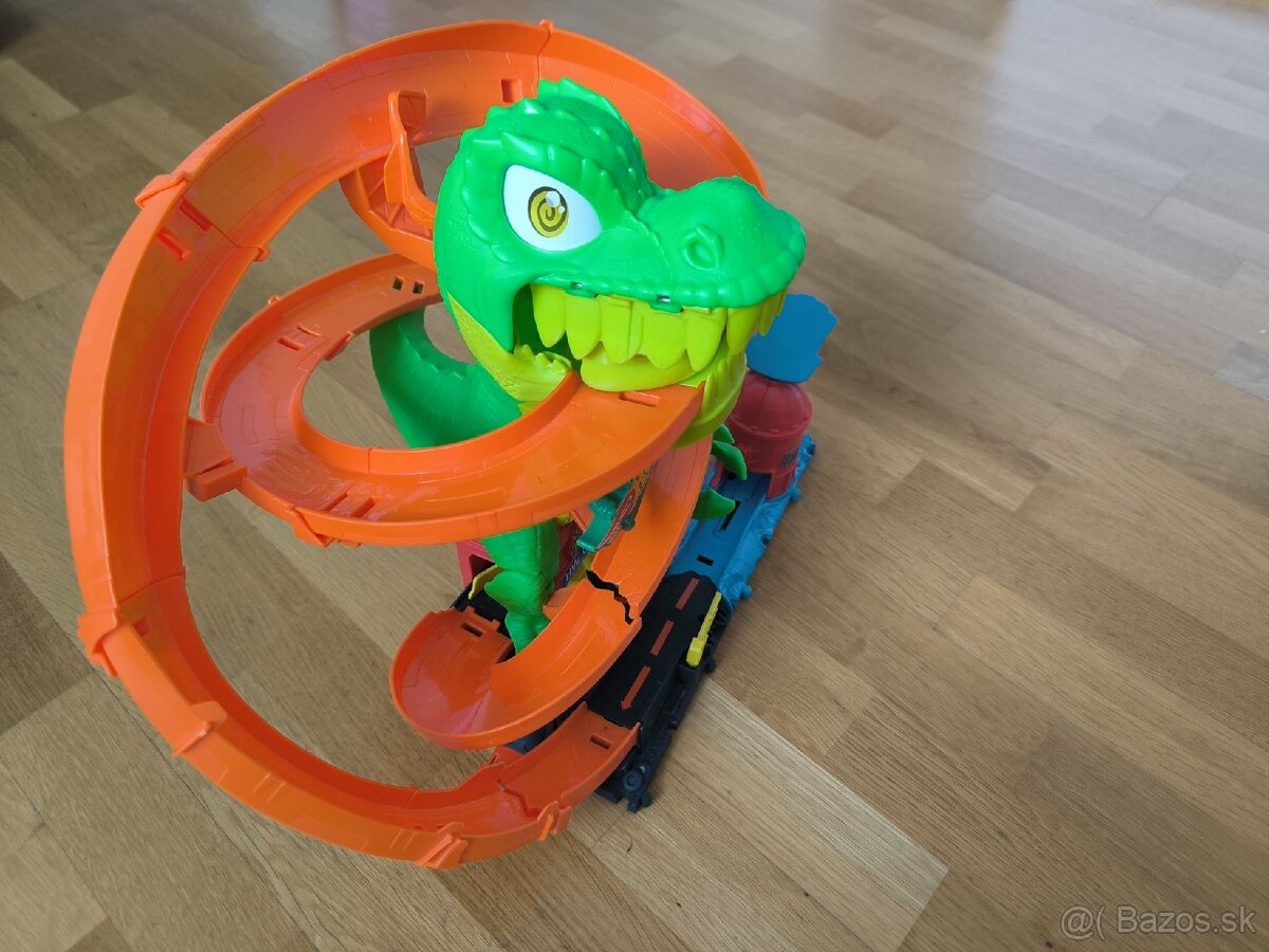 Hot Wheels City T-Rex útočí na hasičskú stanicu - 3