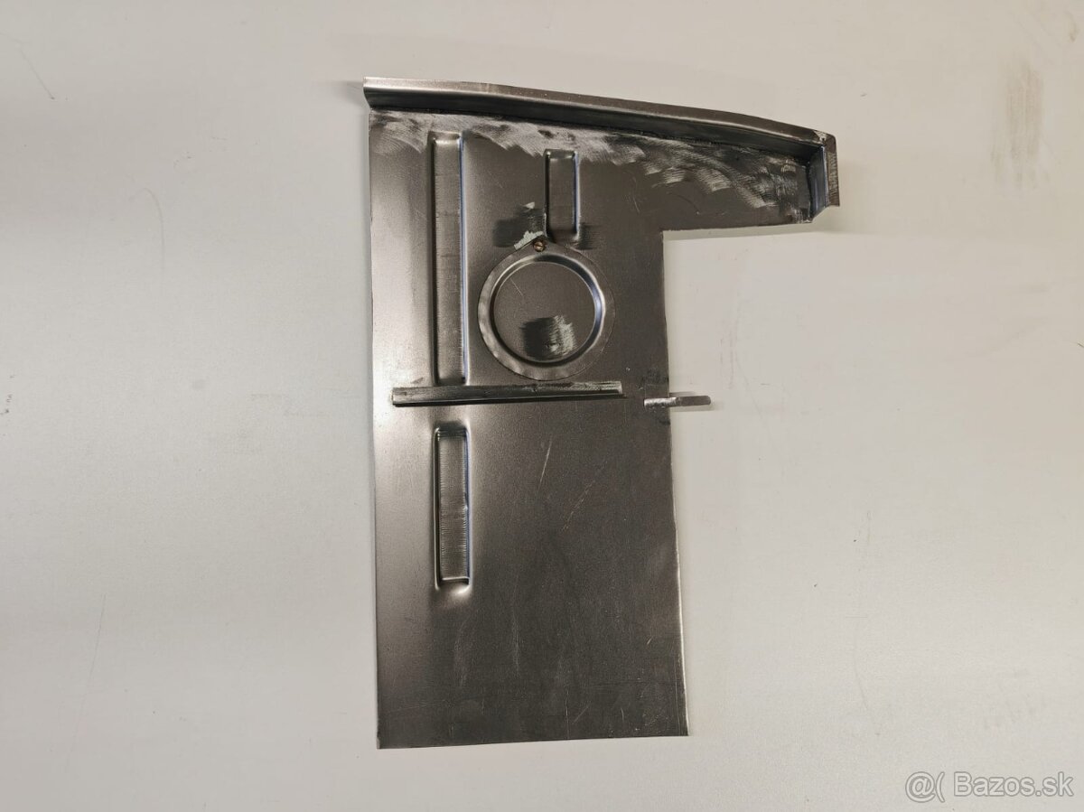 Tatra 613 - přední část předního podběhu L+P strana - 3