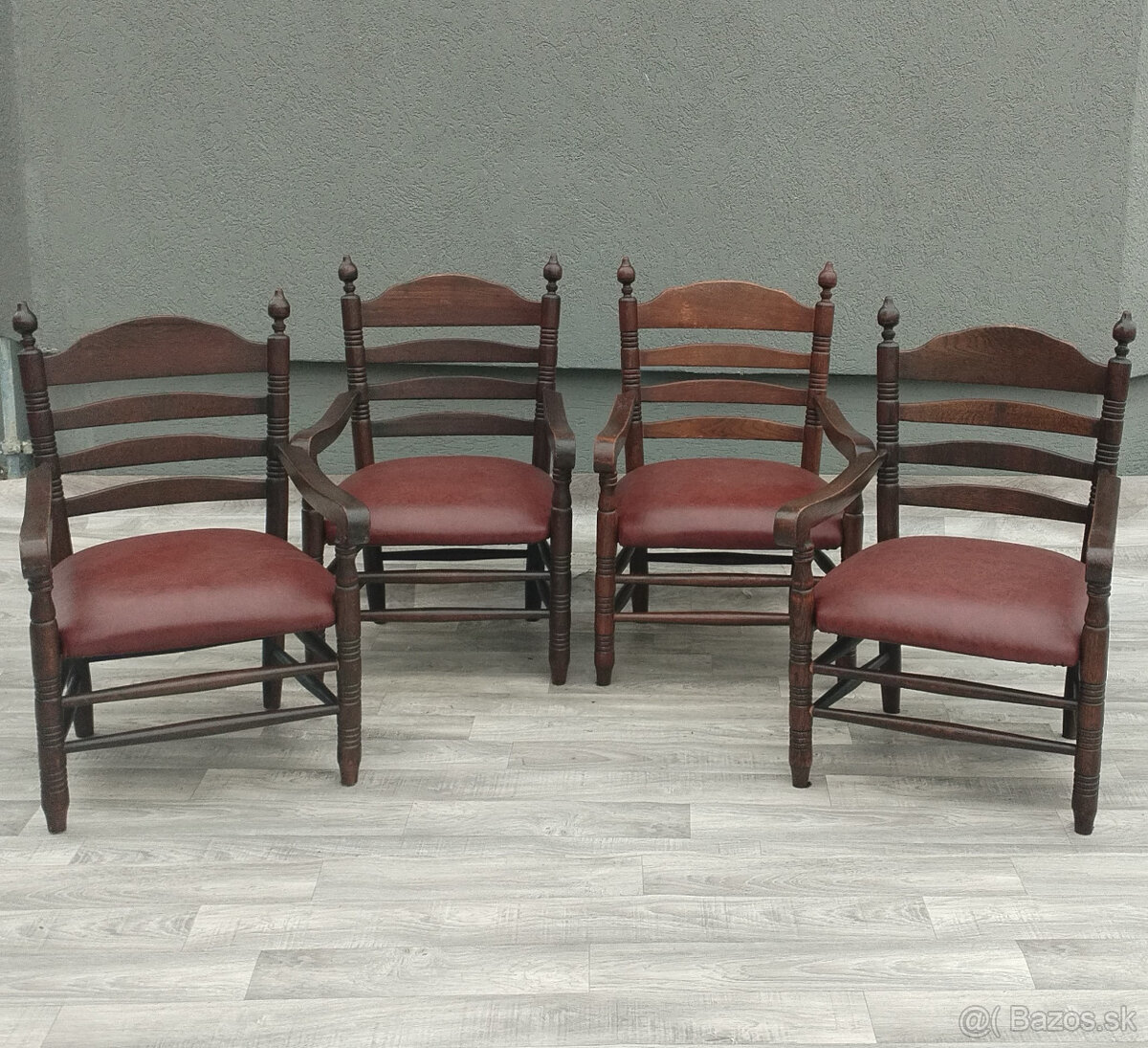 Set nízkych stoličiek s rebríkovým operadlom. - 3