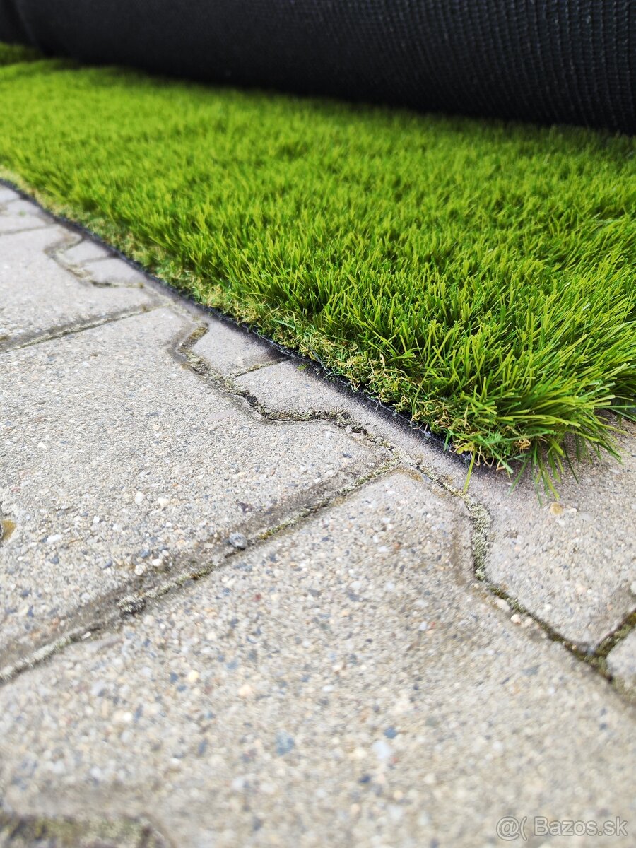 Umělý trávník výška 35 mm, velmi jemný na dotek. - 3