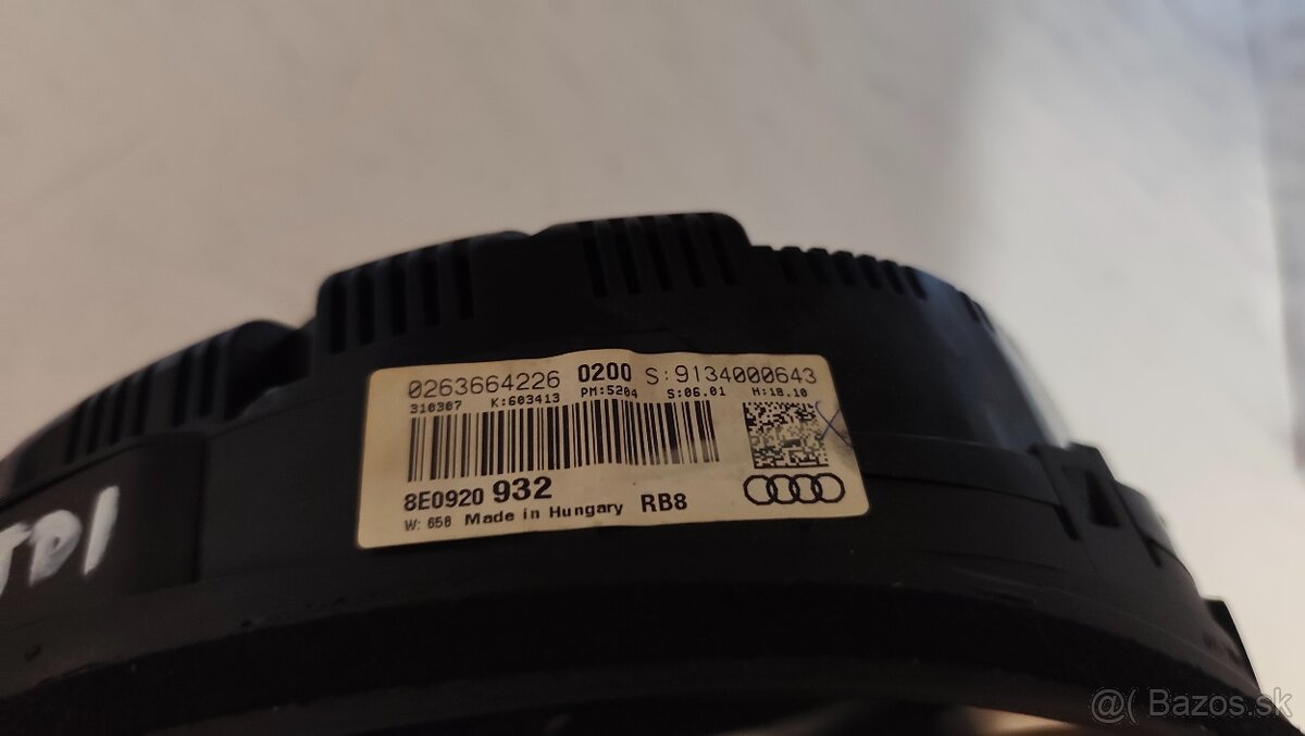 Budíky Audi A4 B7 8E0920932 - 3