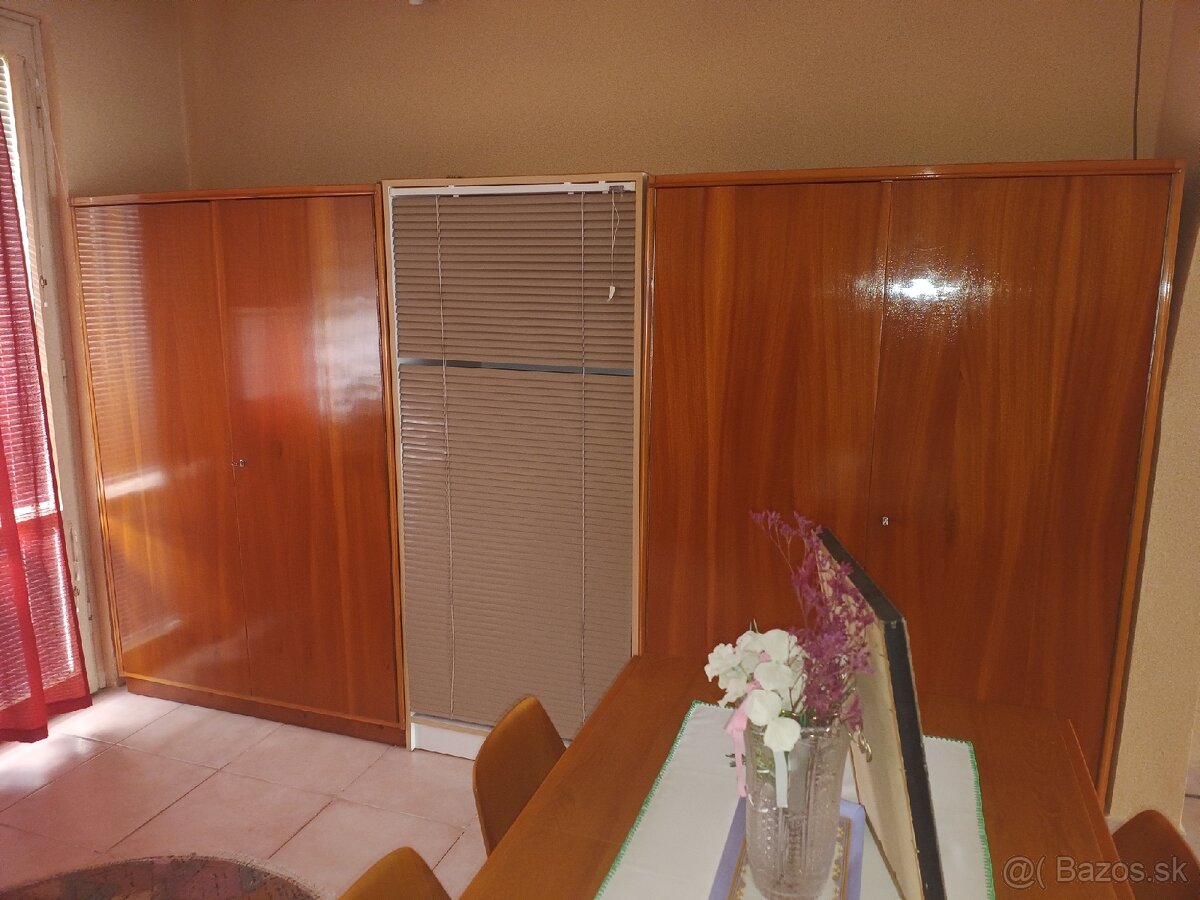 zachovalé retro skrine za 20 €. - 3