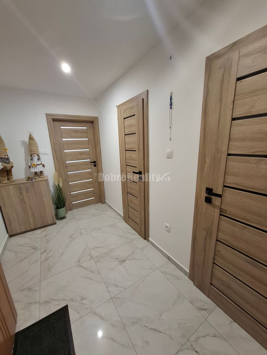 Krásny zariadeny 2izb byt na sidlisku Juh/Šoltesovej ul/ - 3