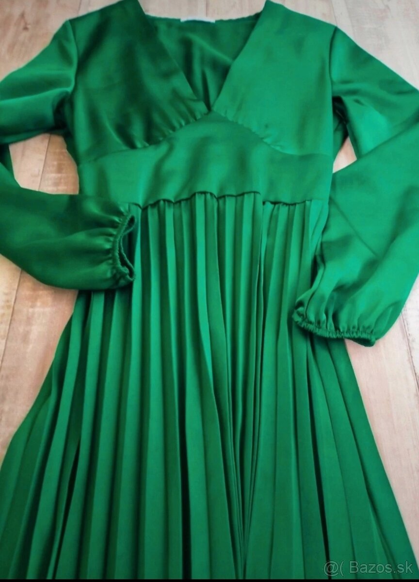 Zelené saténové šaty - 3