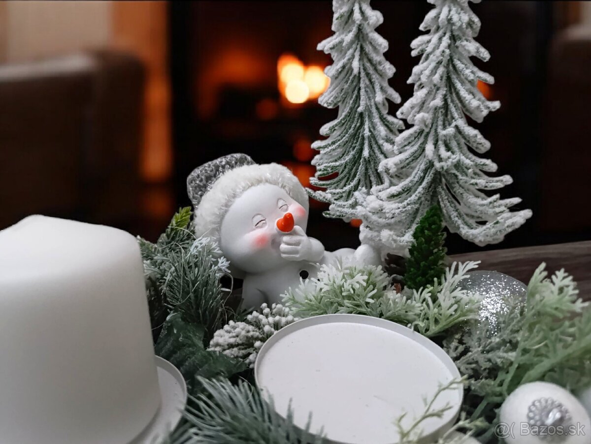 Adventný biely svietnik so Snehuliakom a chalúpkami - 3