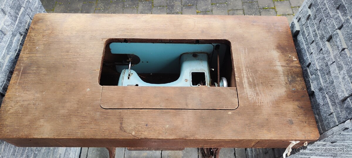 Minerva šijací stroj a stôl - 3