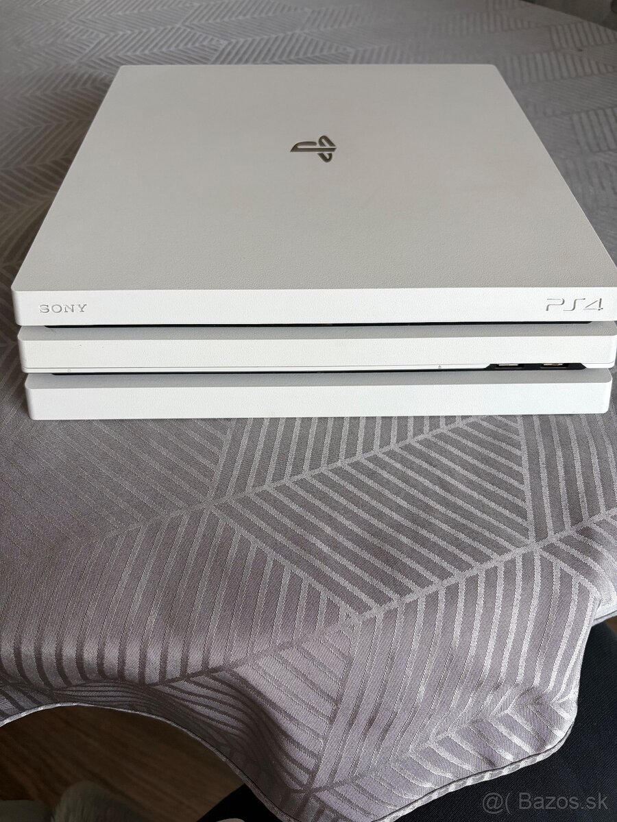 PLAYSTATION 4 PRO - 3