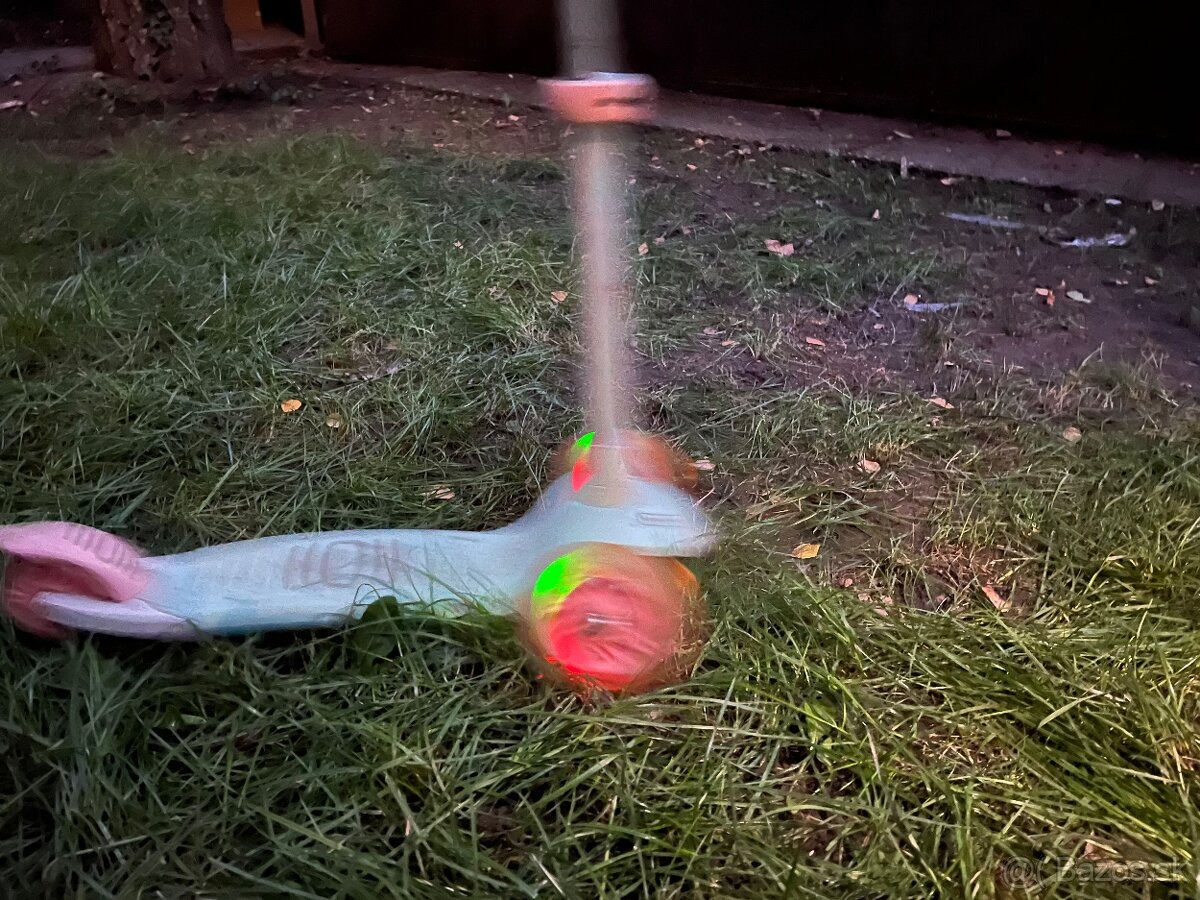 Kolobežka so svetielkujucimi kolieskami - 3