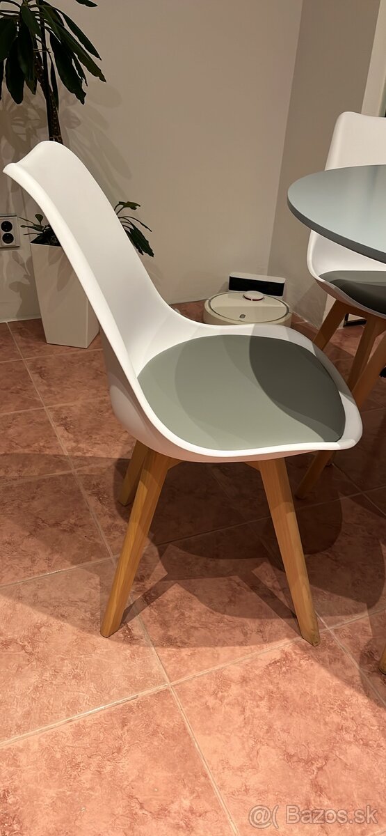 Kuchynsky stol a 4 stolicky - 3